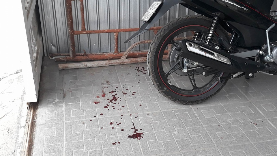 Vụ 2 cha con trúng đạn: Hé lộ tình tiết bất ngờ - 3 Vết máu tại hiện trường nơi anh cha con anh A. bị bắn trúng