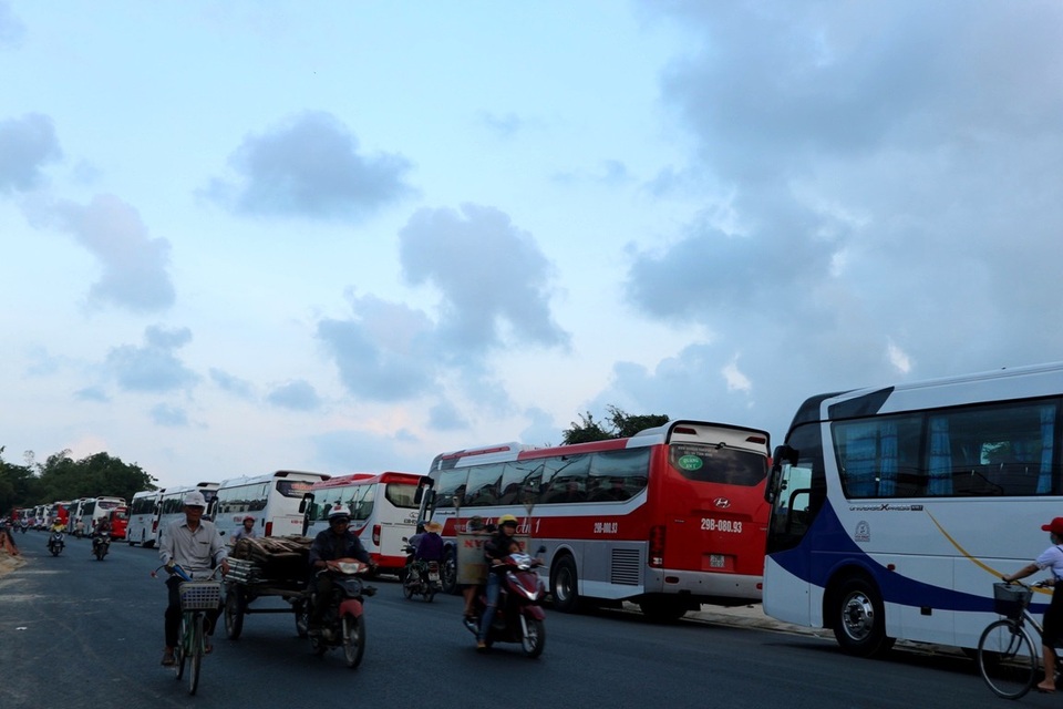 Hội An “nghẹt thở” vì xe và khách du lịch - 4 Xe du lịch nối hàng dài trên tuyến đường Hùng Vương dẫn vào điểm du lịch làng gốm Thanh Hà. Trước xe buýt chạy trực tiếp vào làng gốm nhưng sau đó gặp phản ứng của người dân nên xe chỉ đỗ ngoài rồi dùng xe điện để di chuyển khách. Tuy nhiên, hiện bãi đỗ xe phục vụ xe khách chưa xây dựng xong các xe khách phải đậu trên đường kéo dài gần 1km
