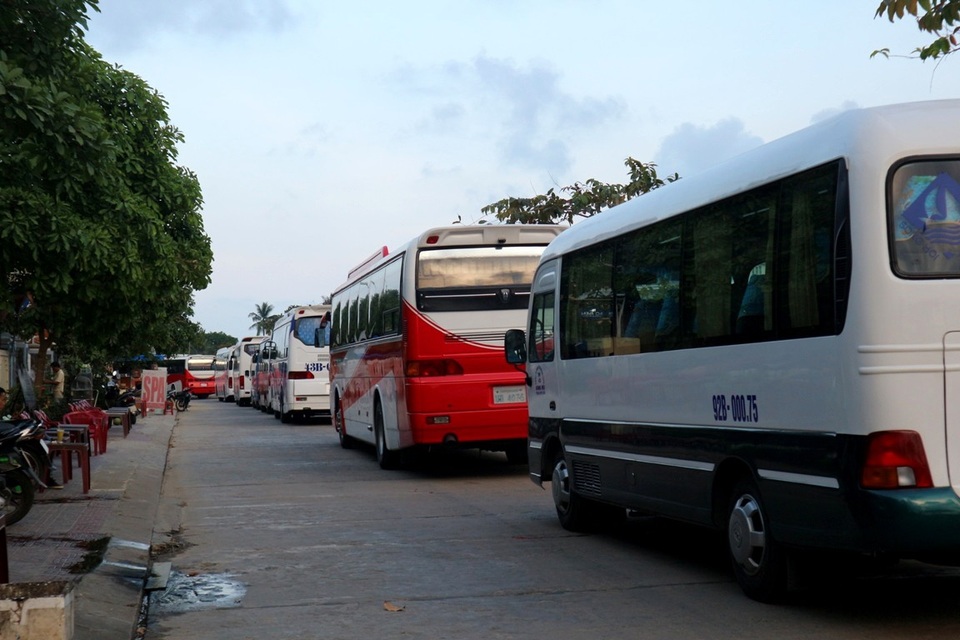 Hội An “nghẹt thở” vì xe và khách du lịch - 6 Nhiều lúc xe đỗ hàng dài quá tải các xe khách đến sau phải “phi” cả lên lề đường để đậu đỗ hoặc đi vào phố cổ khiến người dân, du khách phải hoảng sợ khi đi giữa các hàng xe