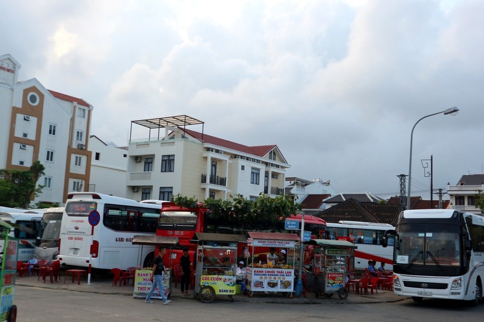 Hội An “nghẹt thở” vì xe và khách du lịch - 8 Hội An “nghẹt thở” vì xe và khách du lịch - 8
