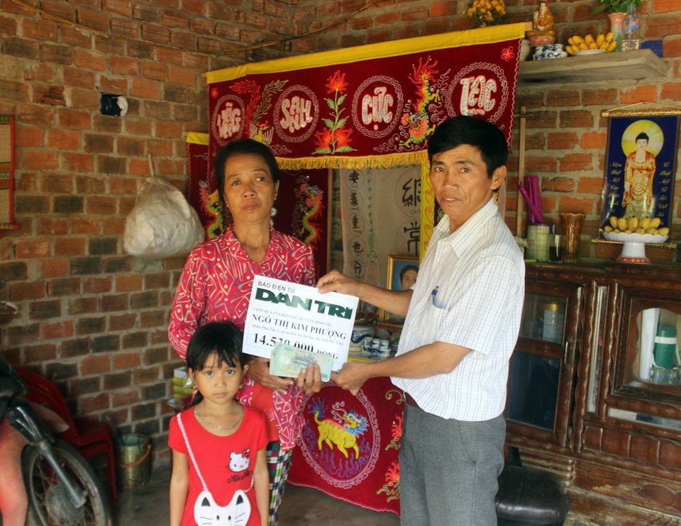 Hơn 14 triệu đồng được trao đến gia đình chị Ngô Thị Kim Phượng - 1
Ông Tiếu Văn Cừ trao số tiền 14.530.000 đồng đến gia đình chị Ngô Thị Kim Phượng