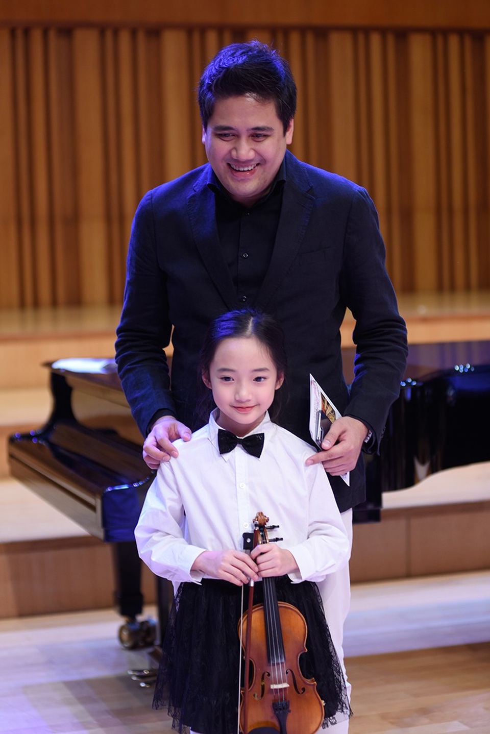Thần thái xuất sắc, em gái Hà Nội được ví như "thiên thần violin" - 8 Bảo Anh và thầy giáo Bùi Công Duy