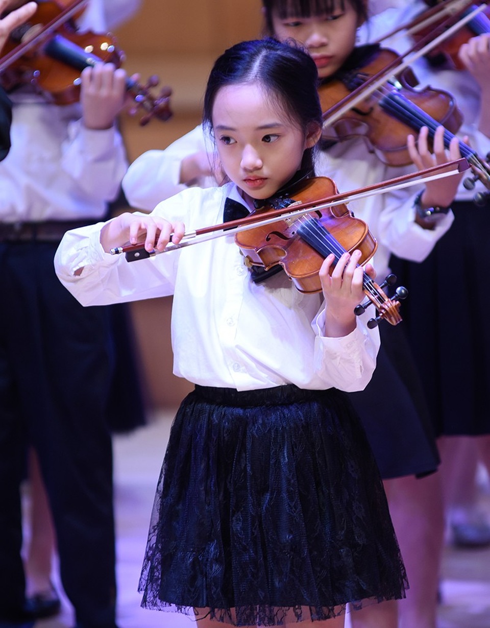 Thần thái xuất sắc, em gái Hà Nội được ví như "thiên thần violin" - 3 Thần thái xuất sắc, em gái Hà Nội được ví như "thiên thần violin" - 3