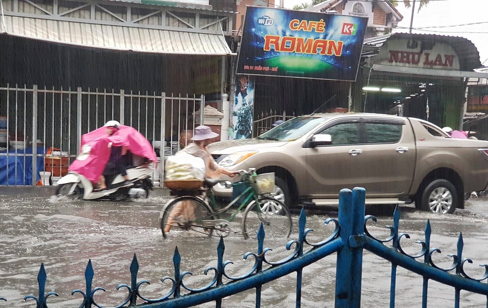 Sau trận mưa, cả phố biến thành sông - 2 Trong khi các phố ở phía dưới không bị ngập thì tại đường này lại ngập nặng do hệ thống thoát nước chưa làm hoàn chỉnh