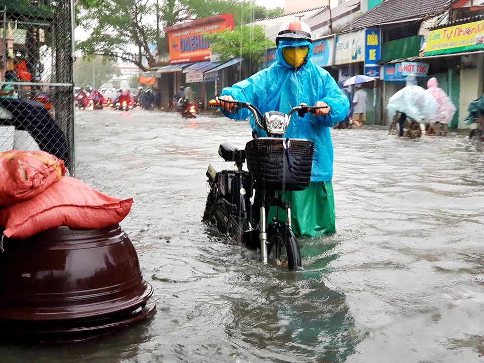 Sau trận mưa, cả phố biến thành sông - 3 Xe phải dắt bộ đi qua những đoạn ngập sâu