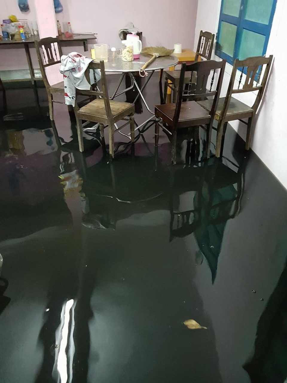 Sau trận mưa, cả phố biến thành sông - 5 Sau trận mưa, cả phố biến thành sông - 5