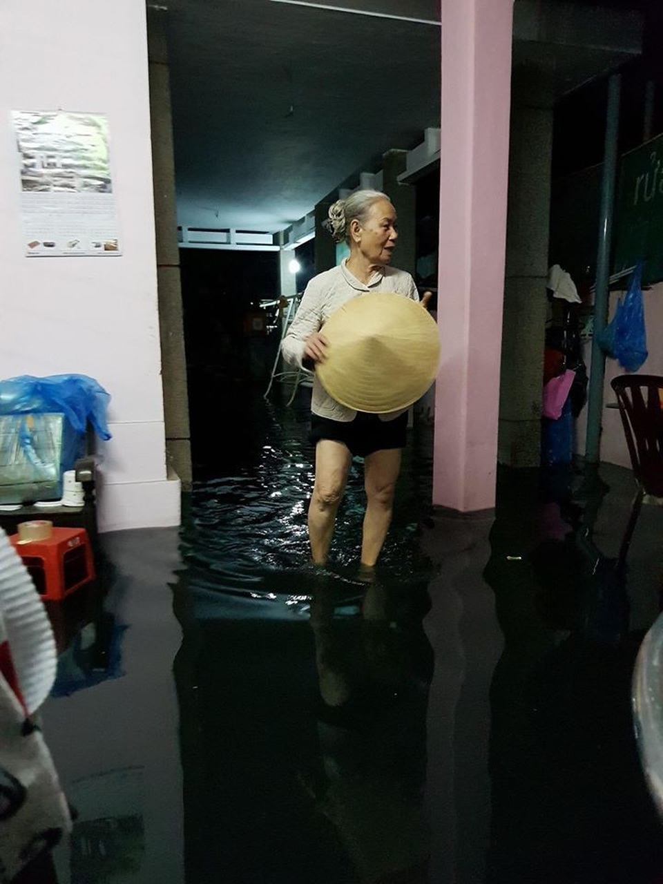 Sau trận mưa, cả phố biến thành sông - 7
Người dân bức xúc lội trong nước bẩn tràn vào nhà