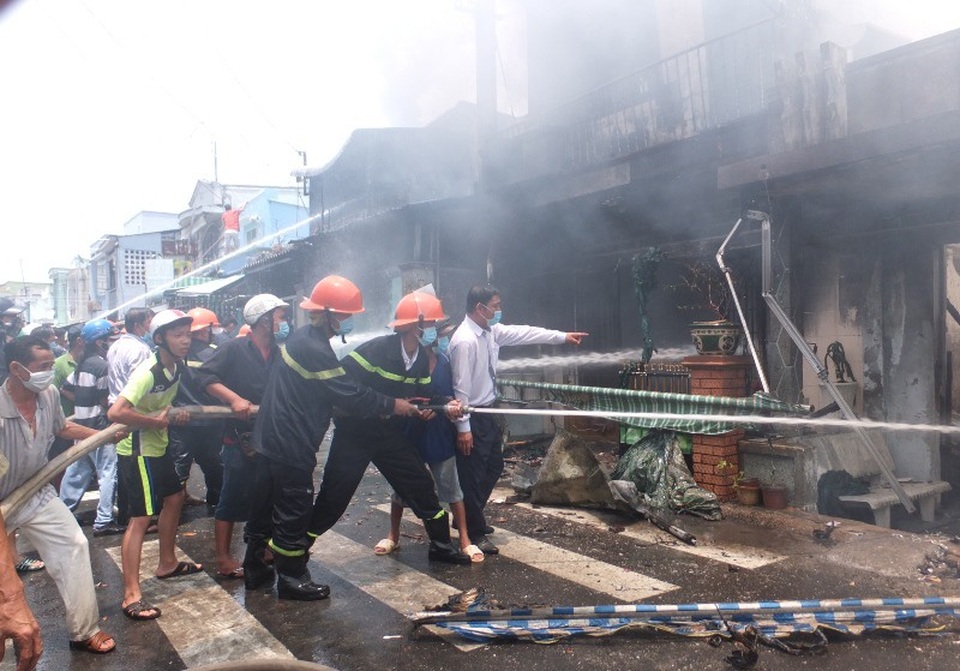 Lửa bốc lên ngùn ngụt giữa trưa, 7 căn nhà bị thiêu rụi - 3 Hiện trường vụ cháy