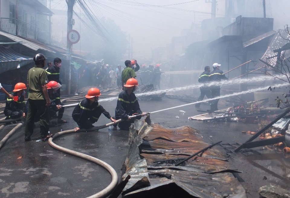 Lửa bốc lên ngùn ngụt giữa trưa, 7 căn nhà bị thiêu rụi - 4 Lửa bốc lên ngùn ngụt giữa trưa, 7 căn nhà bị thiêu rụi - 4