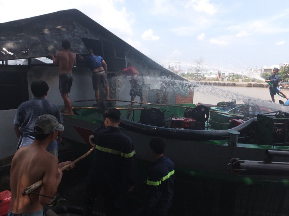 Lửa bốc lên ngùn ngụt giữa trưa, 7 căn nhà bị thiêu rụi - 5
Nhận tin báo, Phòng cảnh sát PCCC cứu nạn và cứu hộ Công an tỉnh Tiền Giang đã huy động hàng chục cán bộ chiến sĩ cùng nhiều xe và phương tiện chữa cháy đến hiện trường dập lửa.