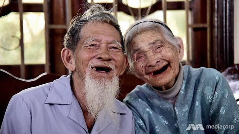 Báo nước ngoài viết về cặp vợ chồng già giữ nghề trồng rau sạch ở Việt Nam - 1 Cụ ông Le Van So và cụ bà Nguyen Thi Loi (Ảnh: Mediacorp)
