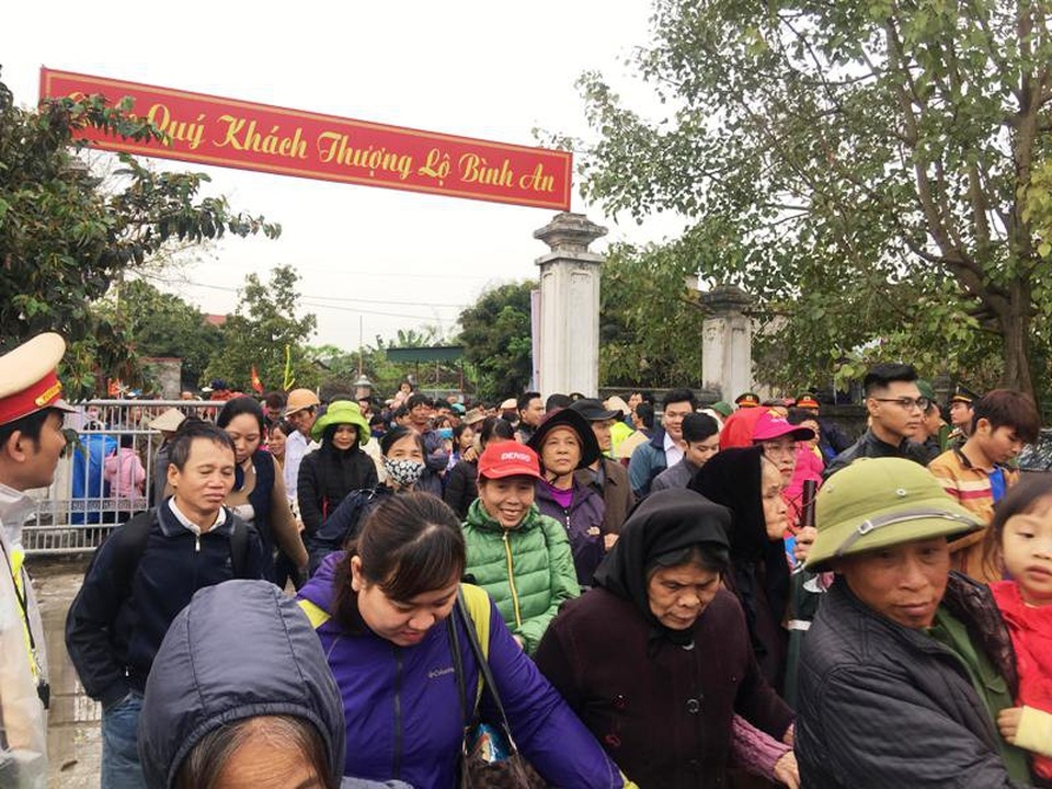 Kỷ niệm 1770 năm ngày mất của anh hùng dân tộc Triệu Thị Trinh - 2 Đông đảo người dân và du khách thập phương đến tham dự lễ kỷ niệm 1770 năm ngày mất của anh hùng dân tộc Triệu Thị Trinh