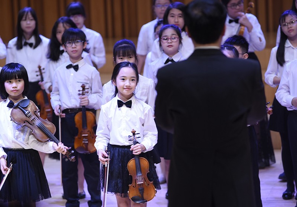 Thần thái xuất sắc, em gái Hà Nội được ví như "thiên thần violin" - 4 Thần thái xuất sắc, em gái Hà Nội được ví như "thiên thần violin" - 4