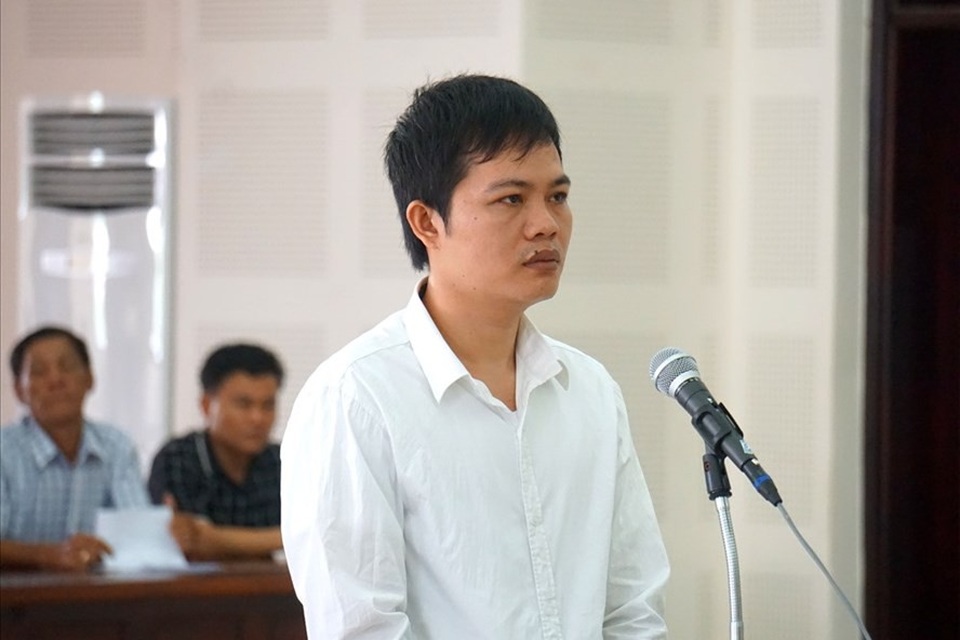 Bán”vịt trời” chiếm đoạt gần 3 tỉ đồng, bị cáo lãnh 12 năm tù - 1
Bị cáo Nguyễn Khắc Lương tại tòa. Ảnh: N.TRI