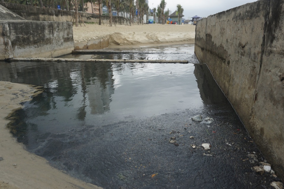 Nước thải chưa qua xử lý tràn ra biển 