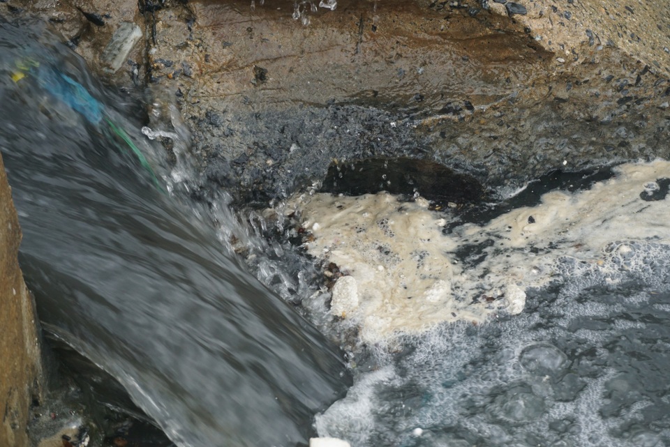 Nước thải vừa đen ngòm vừa có bọt 