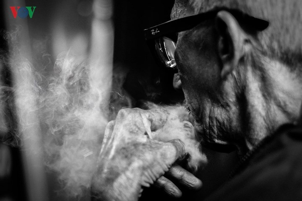 Cụ ông gần 40 năm vẽ bảng hiệu quảng cáo bằng tay giữa Sài Gòn - 2