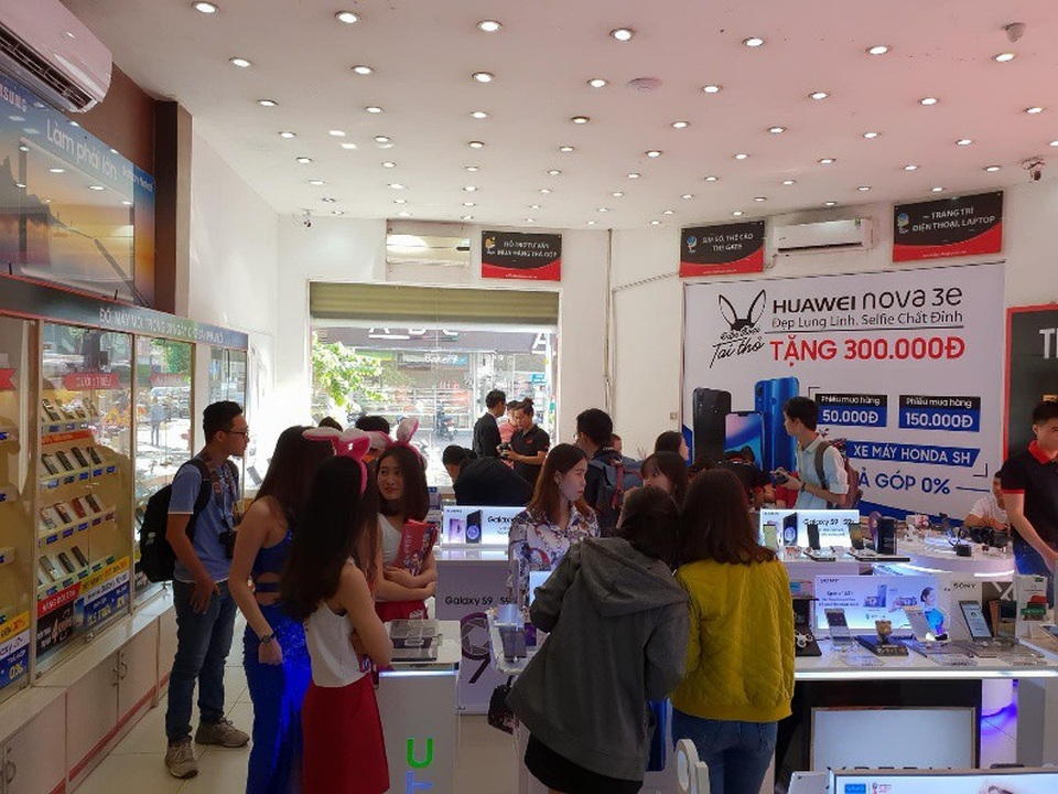 Nova 3e "gây sốt" mùa thấp điểm thị trường - 1 Từ sáng sớm FPT Shop trên đường Hoàng Diệu, quận 4 đã đón tiếp nhiều khách hàng đến nhận sản phẩm