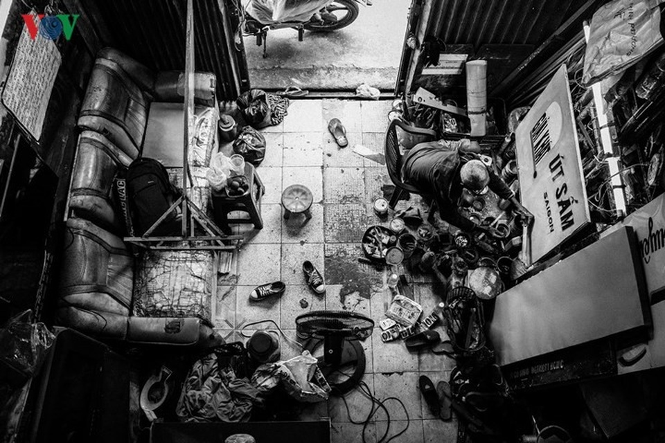 Cụ ông gần 40 năm vẽ bảng hiệu quảng cáo bằng tay giữa Sài Gòn - 3