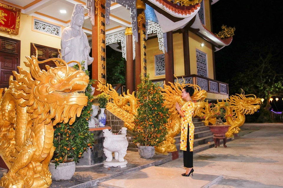 Nữ Hoàng Trần Huyền Nhung giao lưu thơ, nhạc ở chùa Vân Sơn - 2 Trước khi giao lưu, Nữ Hoàng thắp nhang trước phật quan âm