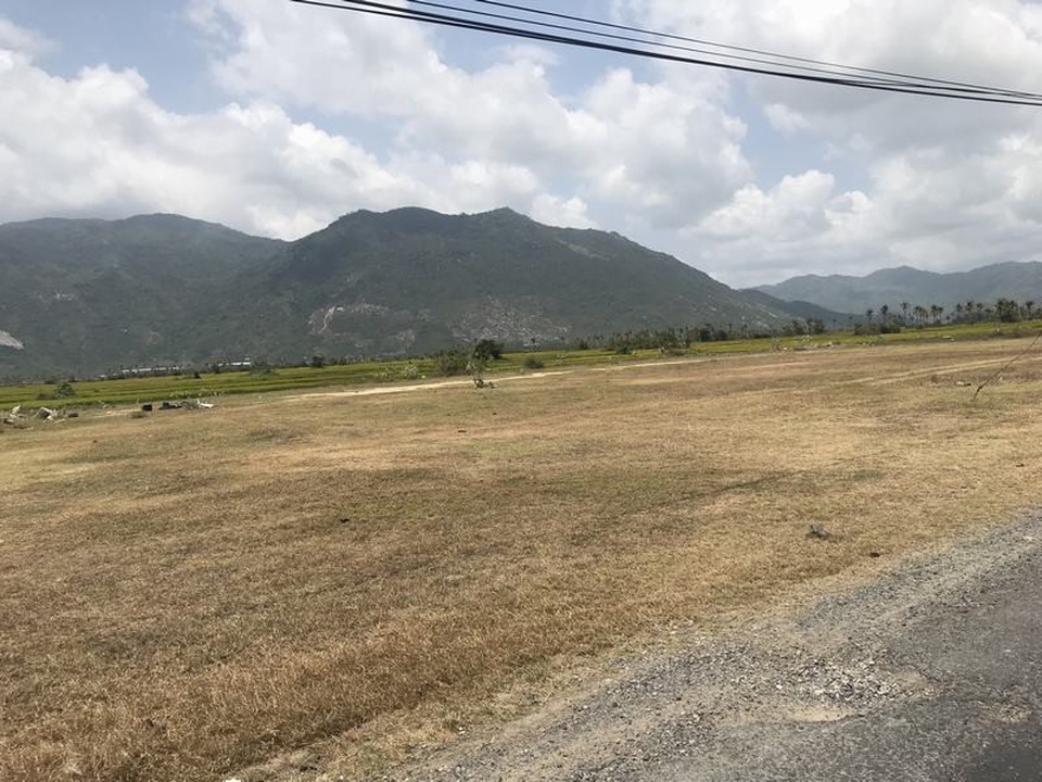 Chân dung “siêu cò” kiếm hai chục tỷ trong hai tháng tại KKT Vân Phong - 3 Đất phân lô đấu giá đang được chào giá 13 triệu đồng/m2 dọc đường Nguyễn Huệ.