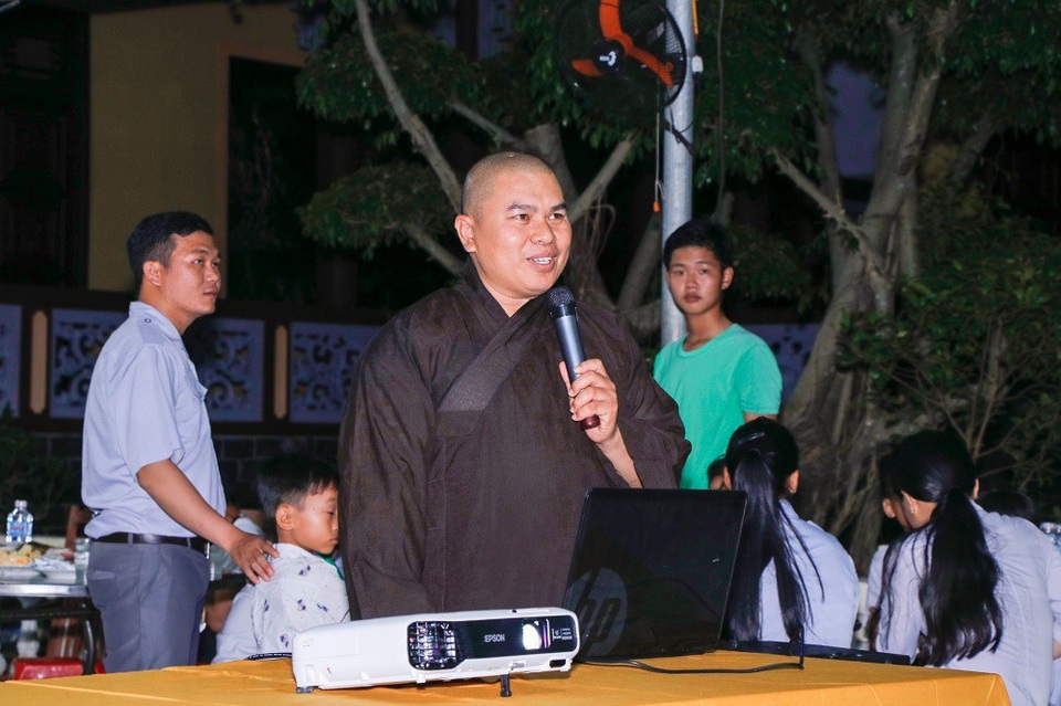Nữ Hoàng Trần Huyền Nhung giao lưu thơ, nhạc ở chùa Vân Sơn - 3 Đại Đức Thích Vạn Thuận giới thiệu buổi giao lưu.