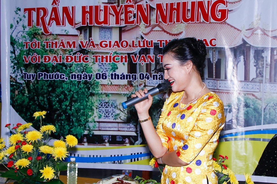 Nữ Hoàng Trần Huyền Nhung giao lưu thơ, nhạc ở chùa Vân Sơn - 4 Trần Huyền Nhung giao lưu