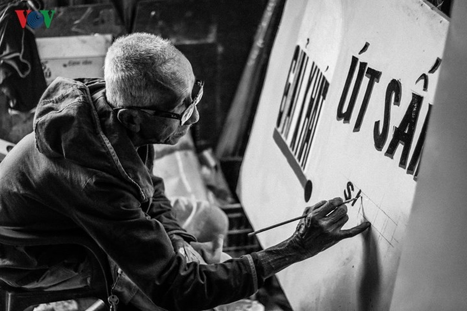 
Ông sử dụng sơn trong nhiều năm qua, nên bảng hiệu của ông rất bền màu.
