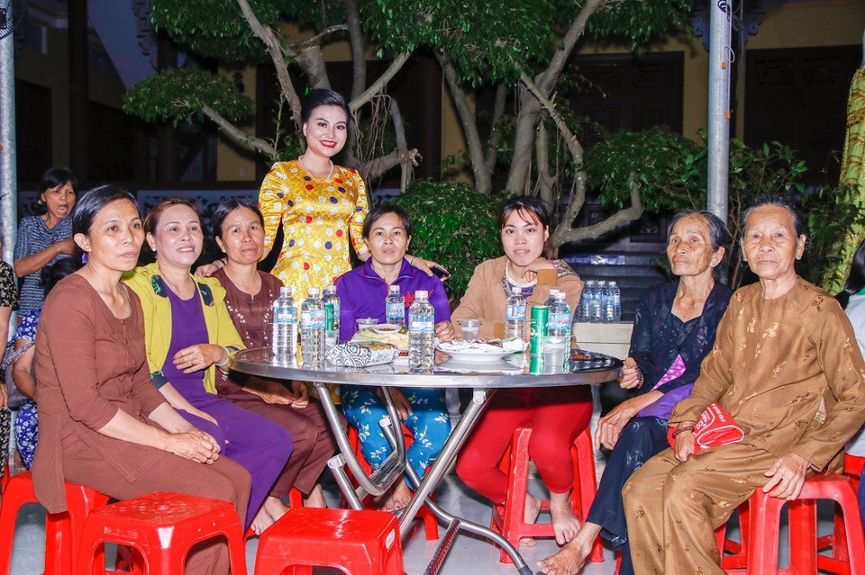 Nữ Hoàng Trần Huyền Nhung giao lưu thơ, nhạc ở chùa Vân Sơn - 5 Nữ Hoàng Trần Huyền Nhung giao lưu thơ, nhạc ở chùa Vân Sơn - 5