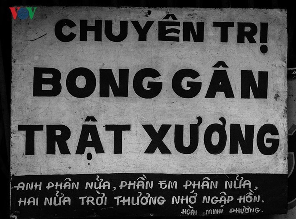 Ông đề thơ tự sáng tác vào bảng hiệu khi có yêu cầu.