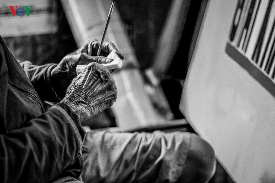 Cụ ông gần 40 năm vẽ bảng hiệu quảng cáo bằng tay giữa Sài Gòn - 10