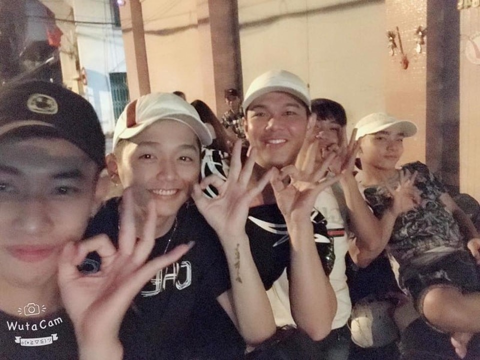 Trào lưu mới của giới trẻ: Chào kiểu “zero9” - 3 Quốc Anh cùng nhóm bạn hào hứng thực hiện trào lưu này.