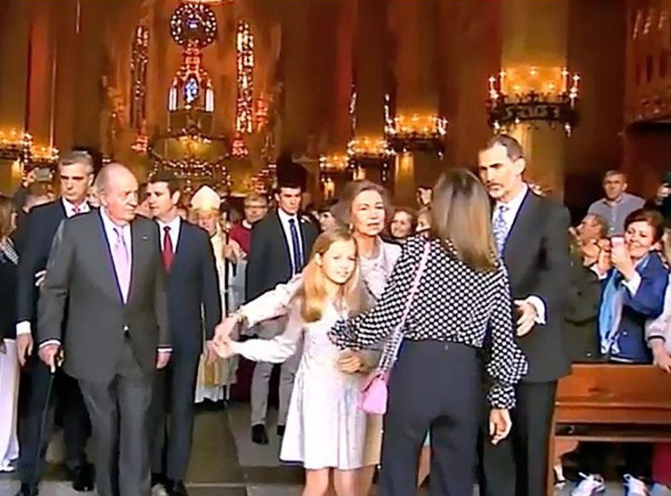 Video lộ căng thẳng “mẹ chồng - nàng dâu” trong Hoàng gia Tây Ban Nha - 1
Hoàng hậu Letizia (áo đen) được cho là không muốn các công chúa chụp ảnh cùng Thái hậu Sofia. (Ảnh: Straitstimes)