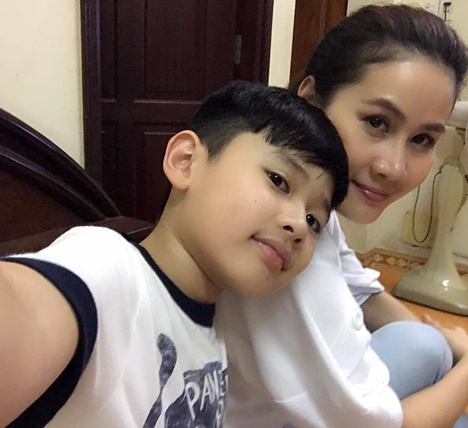 Tuấn Hưng hôn vợ chốn đông người; Thu Minh được con trai “nâng váy” - 13 Thân Thúy Hà hạnh phúc vì được con trai quan tâm chăm sóc. Cô kể về con trai của mình: Mẹ đi làm về, nó chạy theo vô phòng, hỏi: Hôm nay mẹ đi làm có mệt không?. Mẹ hơi mệt con ạ, ngồi xuống ăn tối lỡ miệng nói đau lưng. Thế là ảnh chạy tới đấm lưng cho mẹ. Không thấm gì đâu nhưng hạnh phúc quá nên hết mệt, hết đau luôn.