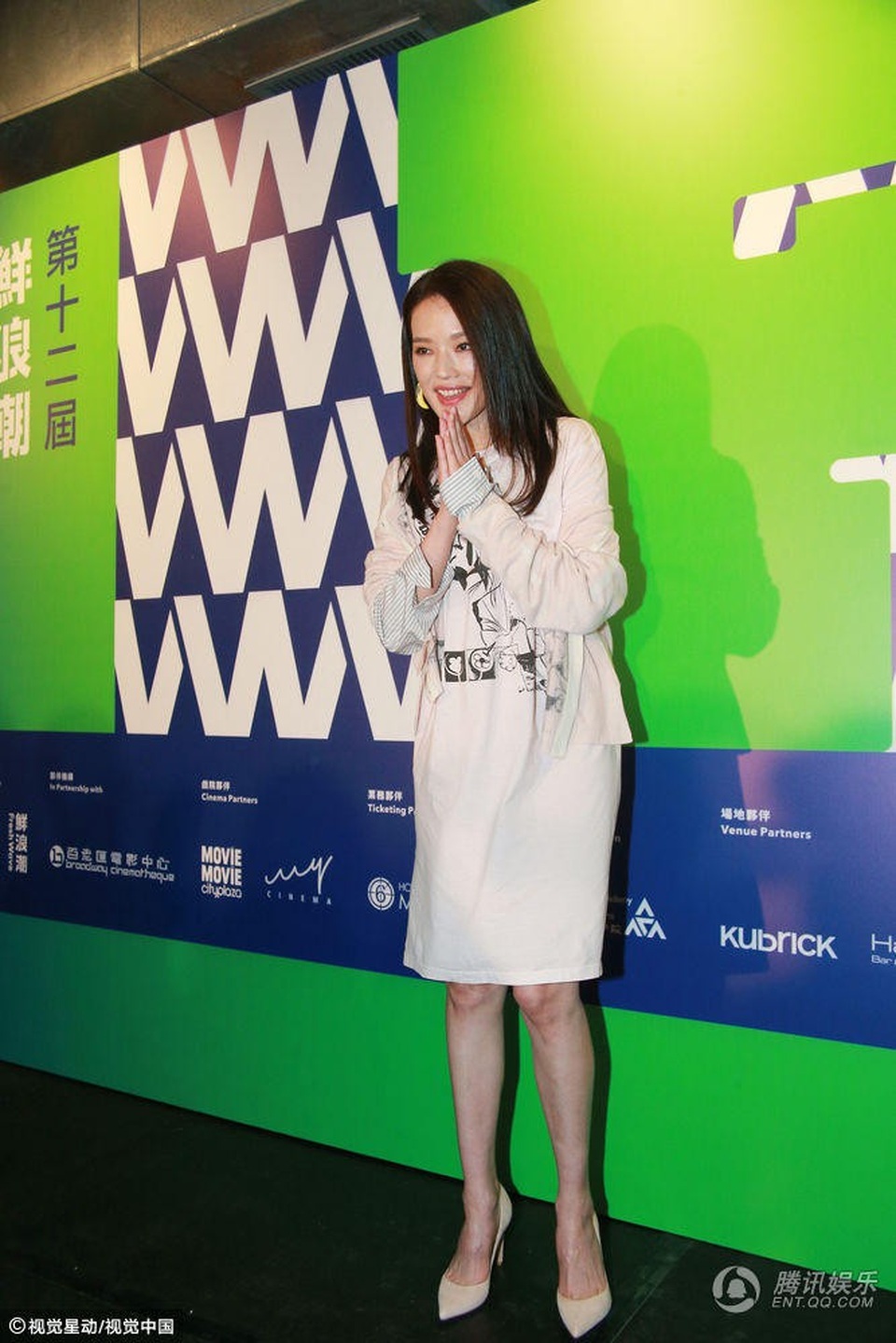 
Thư Kỳ cảm ơn người hâm mộ và truyền thông khi các phóng viên đặt câu hỏi về việc cô đang mang thai lần đầu. Người đẹp không phủ nhận cũng không thừa nhận tin đồn này.
