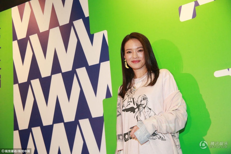 
Nữ diễn viên 43 tuổi diện chiếc váy rộng thùng thình, kiểu dáng trẻ trung. Gương mặt rạng ngời và tươi tắn của cô thu hút mọi ánh nhìn.
