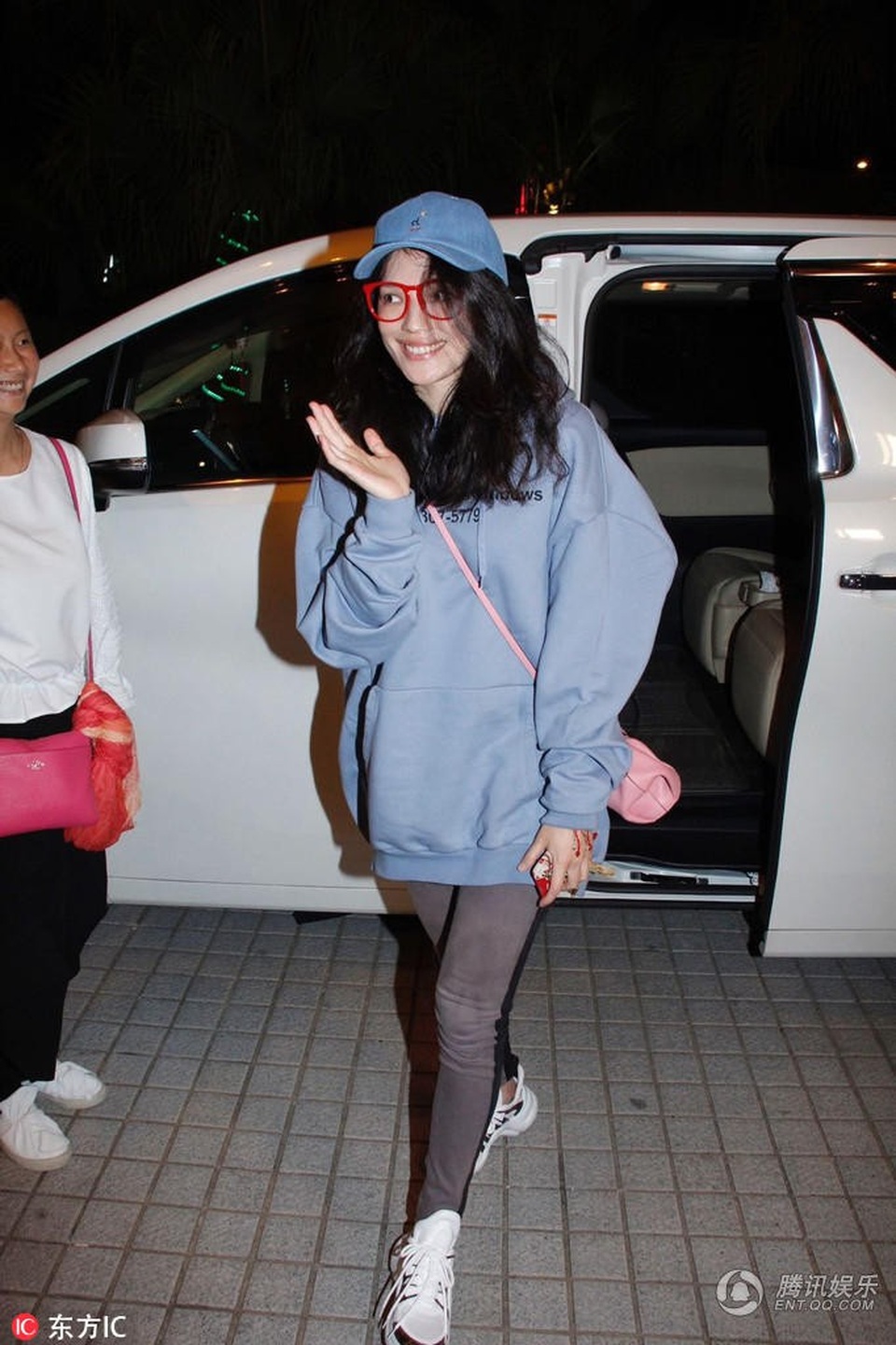 
Cách đó 1 ngày, người đẹp xuất hiện tại khách sạn với chiếc áo rộng thùng thình và quần legging. Trang phục áo rộng dường như được mỹ nhân Hoa ngữ đặc biệt yêu thích trong thời gian gần đây.
