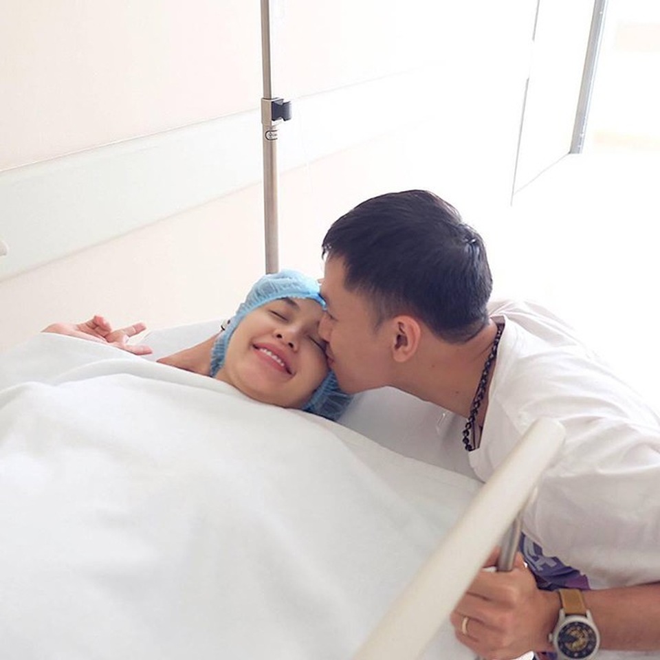Tuấn Hưng hôn vợ chốn đông người; Thu Minh được con trai “nâng váy” - 16 Tú Vi chia sẻ cảm xúc sau khi sinh con và được chồng chăm sóc chu đáo, cô viết: Mấy hôm nay vừa chăm vợ sau mổ, vừa chăm con, chồng học thay tã, quấn khăn cho con, bồng con, chạy qua chạy lại, lấy này lấy kia cho vợ, cho con, cũng không phải vì chồng làm được những gì, mà là vì cách chồng làm những điều đó, đau đớn gì vợ cũng thấy đáng! My love, my friend, my husband, the father of my child, my life.
