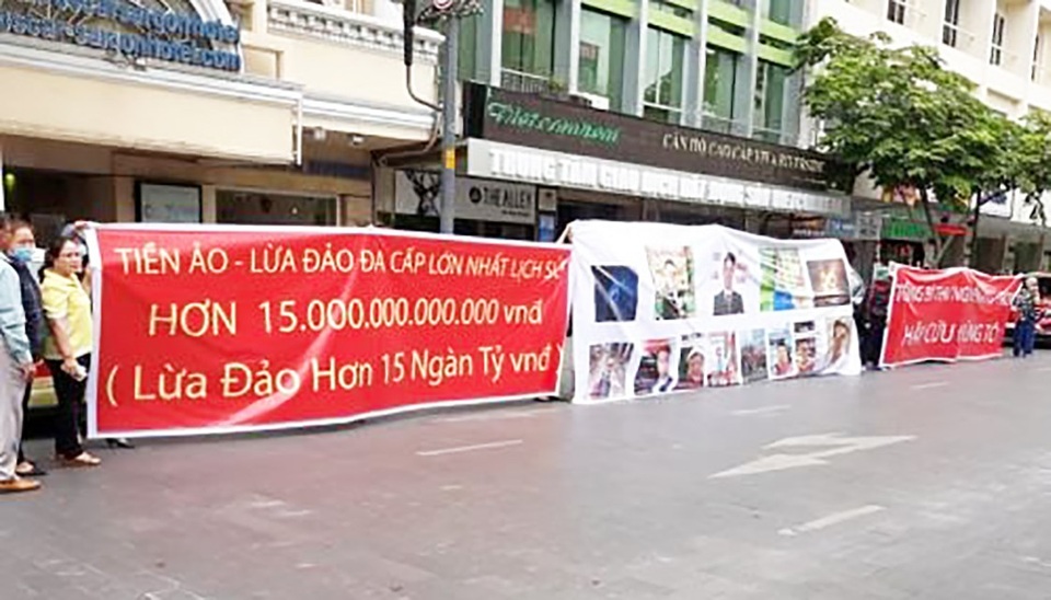 Dân treo băng rôn tố công ty tiền ảo lừa 15 nghìn tỉ đồng - 2
Người dân tụ tập trước cổng công ty M.T để phản đối công ty tiền ảo lừa đảo 15 nghìn tỉ của khách hàng. (ảnh Huy Hùng).