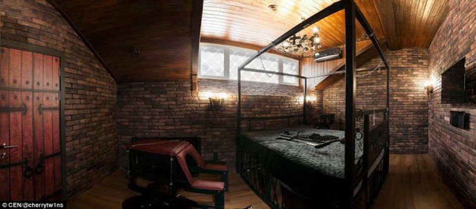 Tất cả các phòng được trang bị nội thất theo chủ đề và đồ chơi tình dục để khách có thể khám phá tận cùng của sự ham muốn.