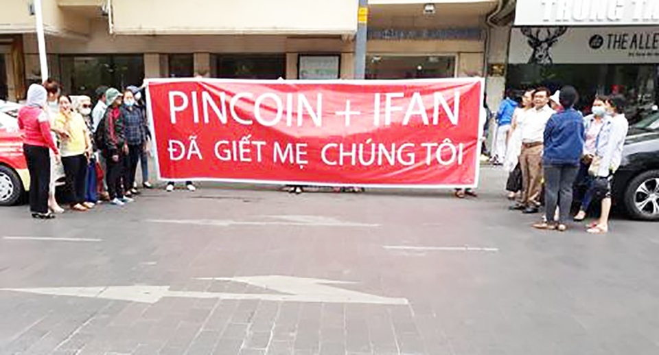 Dân treo băng rôn tố công ty tiền ảo lừa 15 nghìn tỉ đồng - 1 Dân treo băng rôn tố công ty tiền ảo lừa 15 nghìn tỉ đồng - 1