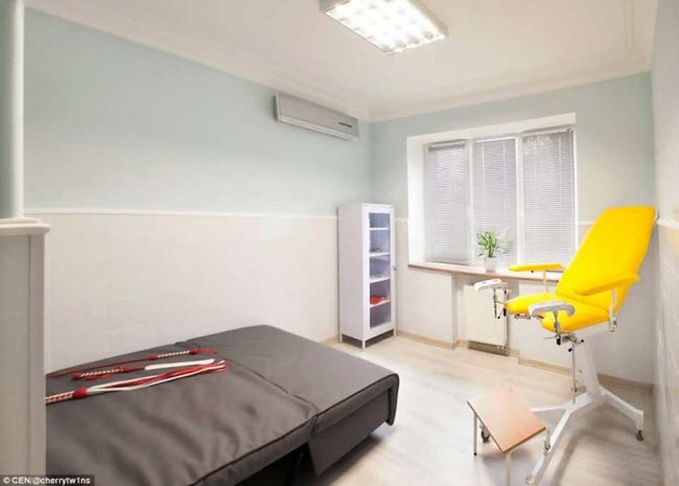 Bên trong căn phòng có chủ đề phòng khám bệnh với ghế của bác sĩ và giường bệnh nhân. Danh tính của khách đặt phòng được bảo mật ở mức cao nhất.