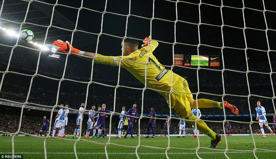 Messi lập hattrick, Barcelona tiến gần ngôi vô địch La Liga - 2
Messi sút phạt đẹp mắt mở tỷ số cho Barcelona ở phút 27