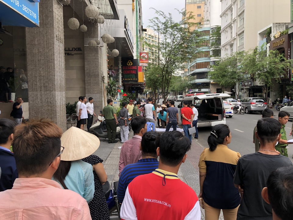Du khách nước ngoài nằm chết trên vỉa hè, giữa 2 khách sạn lớn - 2 Người dân tập trung theo dõi vụ việc