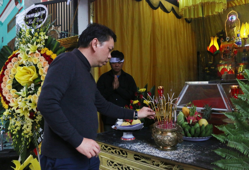 Bạn bè, đồng nghiệp thương tiếc, tiễn đưa trọng tài Dương Ngọc Tân - 4
Tổng thư ký VFF Lê Hoài Anh thắp hương trước linh cữu trọng tài Dương Ngọc Tân