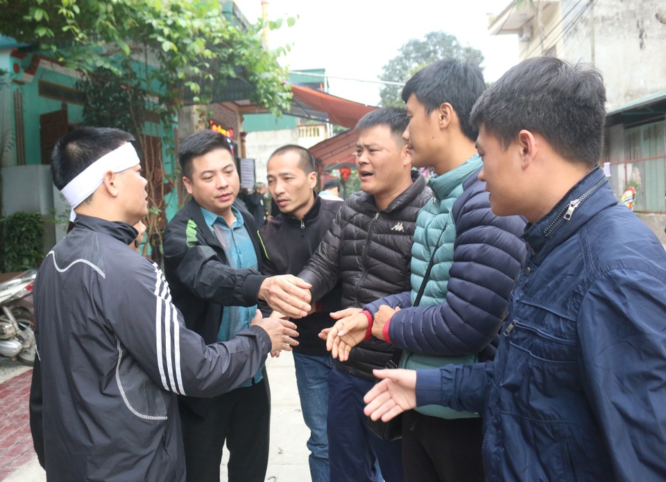 Bạn bè, đồng nghiệp thương tiếc, tiễn đưa trọng tài Dương Ngọc Tân - 2
Nhiều bạn bè, hàng xóm đến chia buồn cùng gia đình