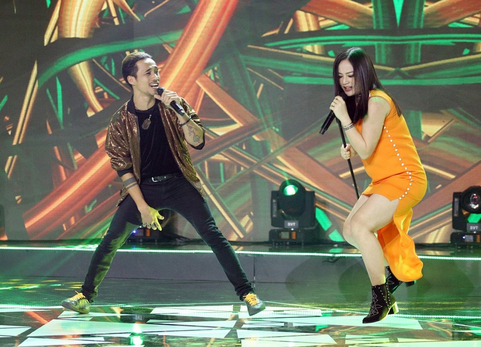 Mang bầu 6 tháng, Lan Phương vẫn hát rock và “quẩy” nhiệt tình - 2 Dù đang mang bầu khá to nhưng nữ diễn viên vẫn vô cùng máu lửa trên sân khấu chương trình. Nữ diễn viên thể hiện được tinh thần của ca khúc, hình ảnh khỏe khắn cũng như năng lượng của một bản nhạc rock.