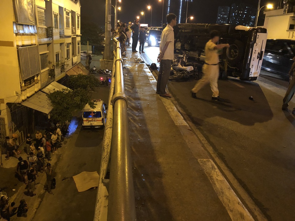 Nạn nhân bị ô tô húc văng khỏi cầu ở độ cao khoảng 6 mét