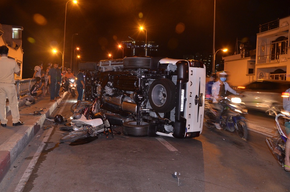 Người đàn ông bị ô tô húc văng khỏi cầu, tử vong - 1