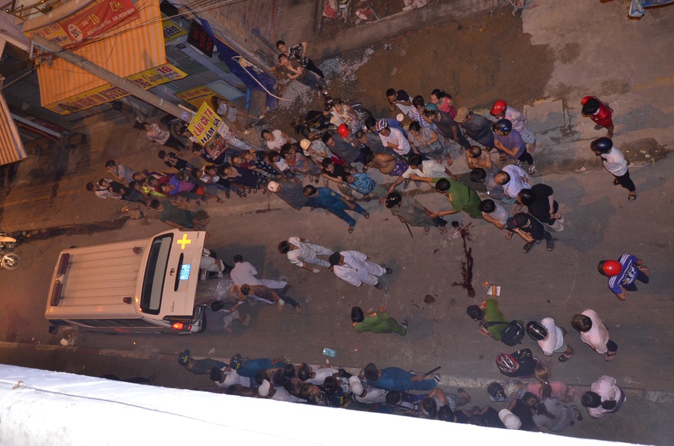 Thi thể nạn nhân được chuyển đi